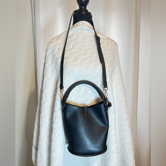 Chic Black Shoulder Bag - Picture 2 of 3
